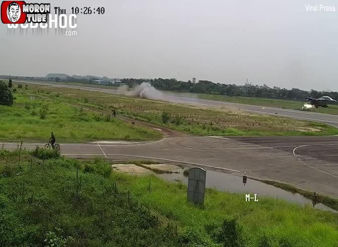 Video :Drama on the runway following a low-altitude triple barrel roll in Top Gun